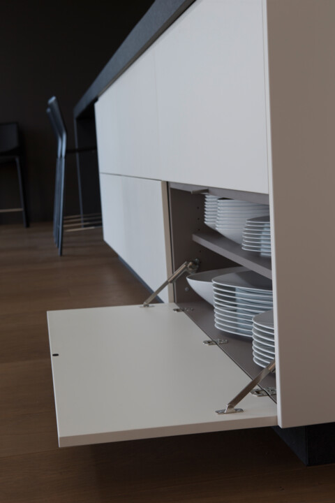 Deze moderne witte keukenkast ontworpen door WoonProject is niet alleen qua design erg mooi, maar ook functioneel en praktisch.