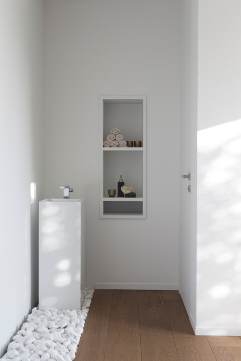 Wit, strak en modern design interieur door WoonProject.