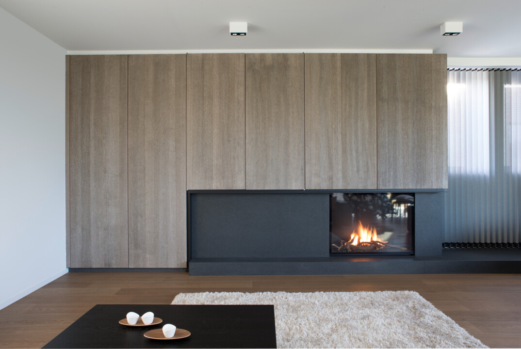 Het design haard meubel ontworpen door WoonProject is afgewerkt met gezandstraalde fineer. 