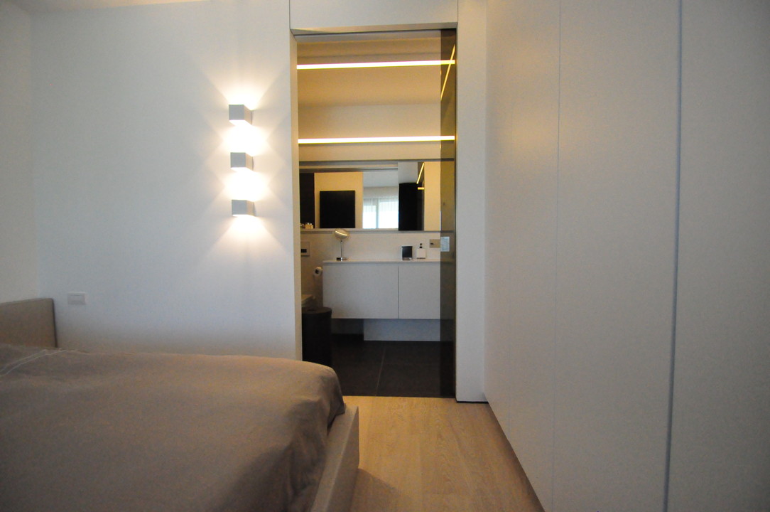 WoonProject Aalter ontwierp deze mooie moderne slaapkamer met strak interieur voor La Reserve in Knokke.