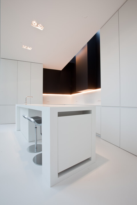 Deze mooie moderne keuken werd door WoonProject op maat gemaakt en geplaatst. De keuken is afgewerkt met wit laminaat met Corian (kunststof) werkblad zonder naad.