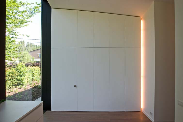 Woonproject in Aalter maakte deze mooie witte kasten op maat met ingebouwde verlichting.